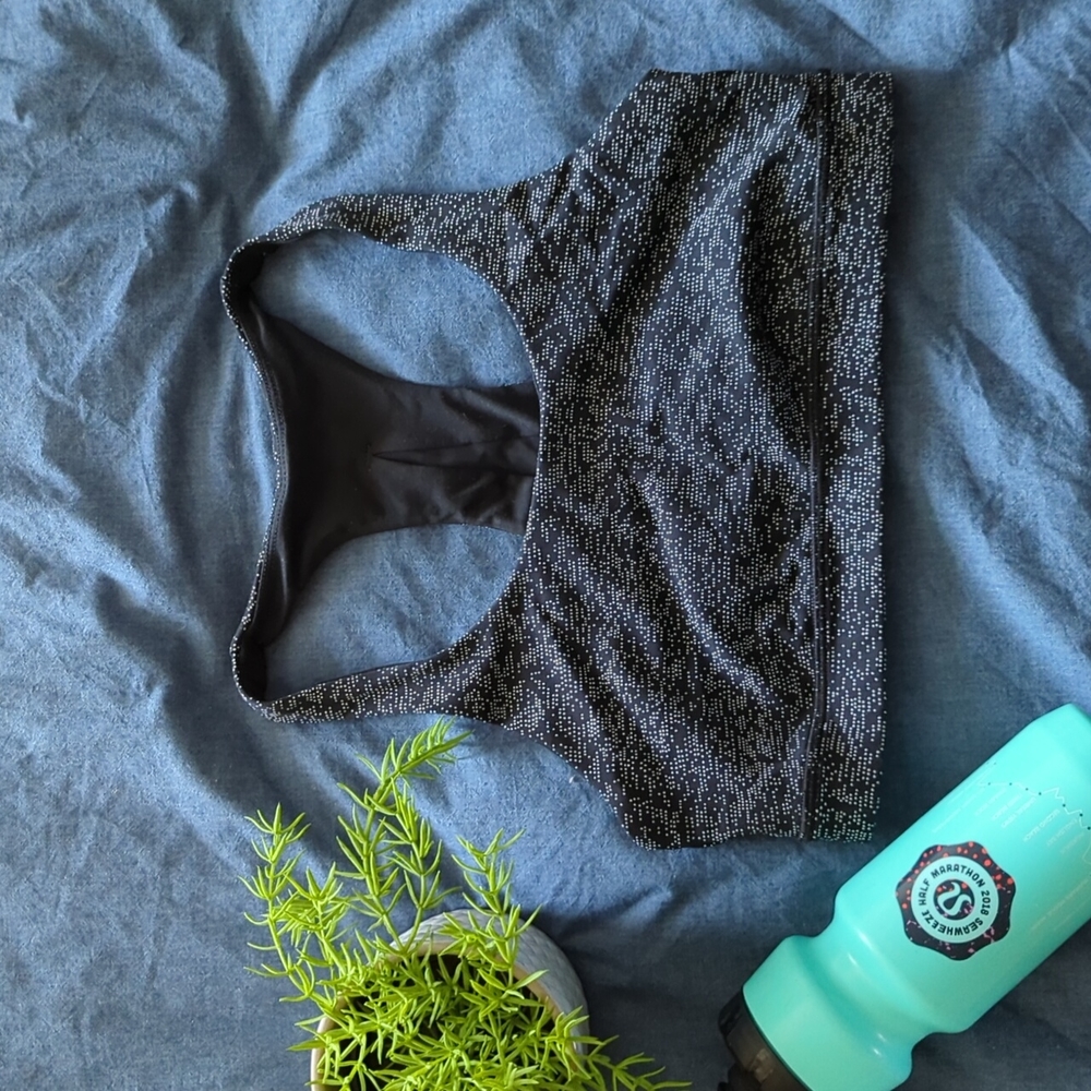 lululemon Size 8 Invigorate Soundwave Pattern Black with White Sports Bra